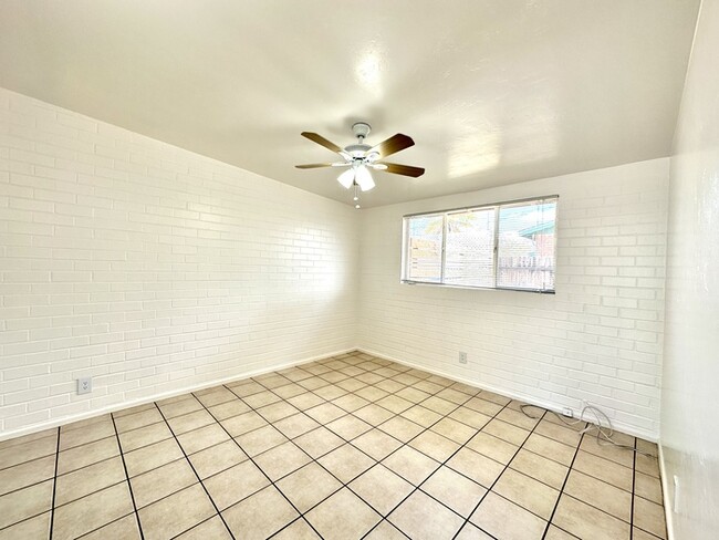 Building Photo - 2 Bedroom 1.5 Bath in Desired Area w/ Fenc...