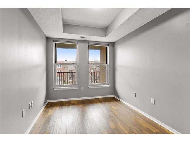 Building Photo - 560 2nd St
