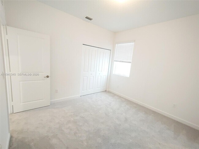 Building Photo - 400 SE Crossoak Ln