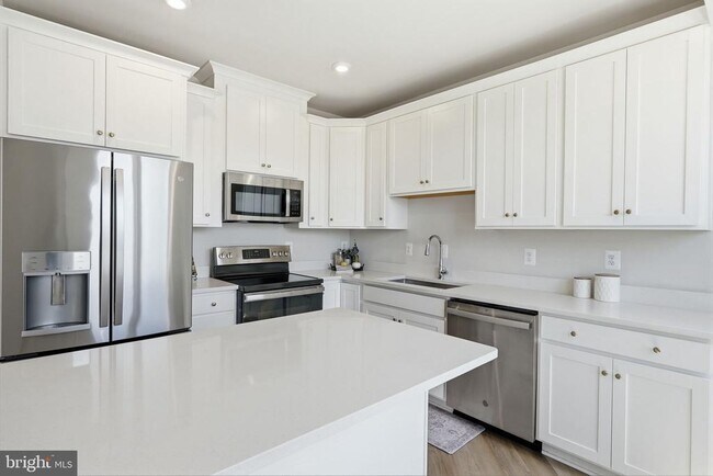 Building Photo - 43830 Middleway Ter