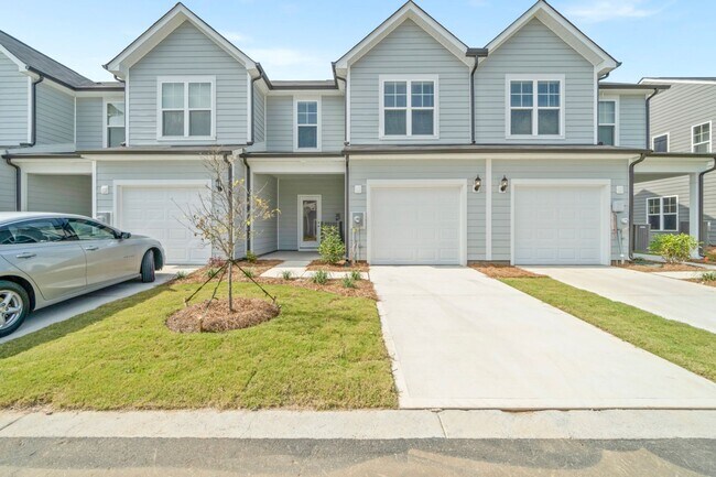 Building Photo - Like A Brand New 3 Bedroom Townhome in the...