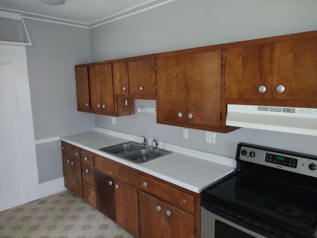 Building Photo - MAIN FLOOR LARGE APARTMENT