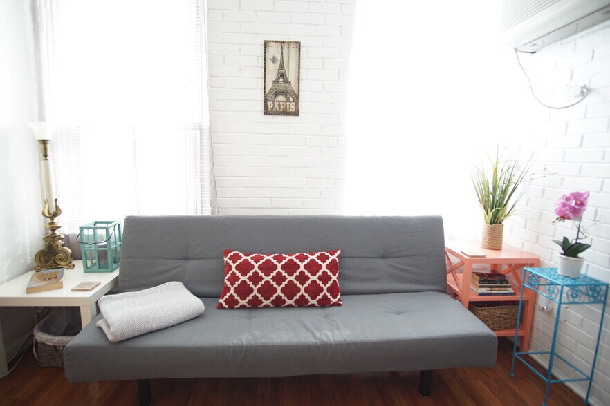 Building Photo - 636 W Webster Ave