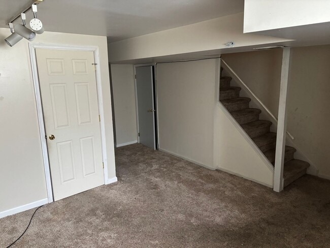 Building Photo - **NEW CARPETING** Abbey Lane Townhome 3 Beds 3 Baths!!