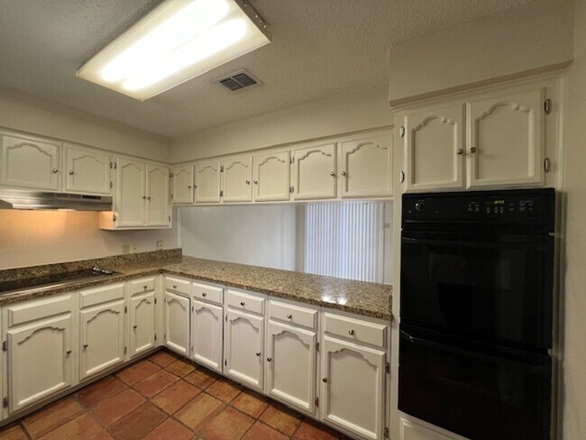Building Photo - Quadrangle Townhome
