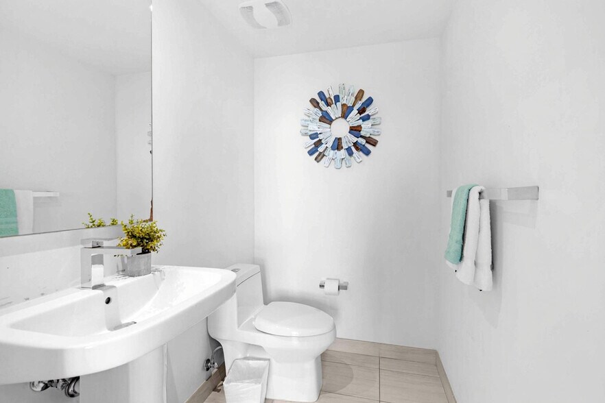 Building Photo - 4010 S Ocean Dr