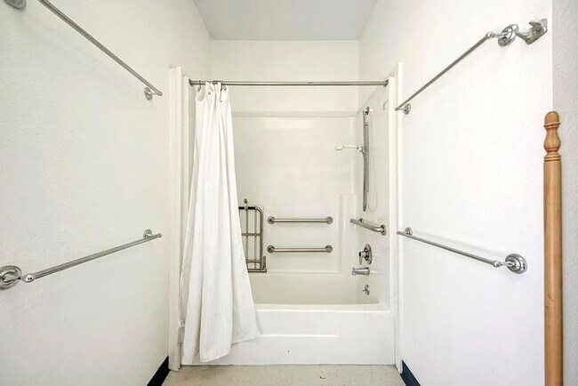 Building Photo - Spacious 14-Bedroom Property Ideal for Groups & Organizations