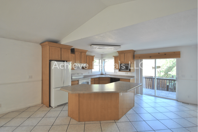 Building Photo - 170 S 460 E