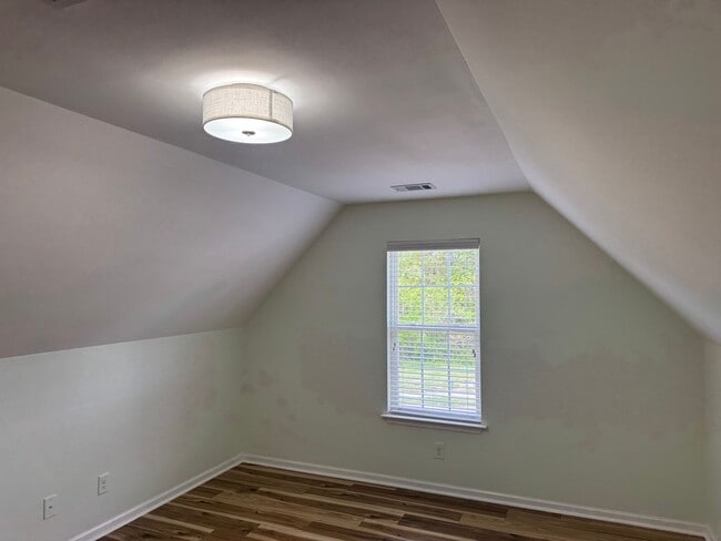 Building Photo - Beautiful FOUR BEDROOM Home in Mooresville