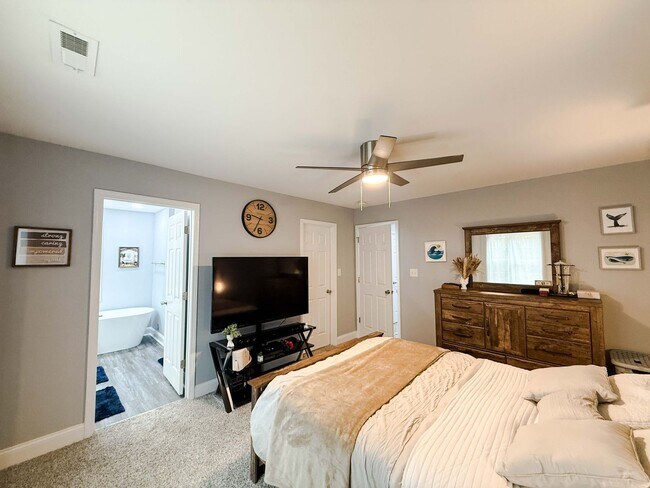 Building Photo - 7019 Laurinburg Rd