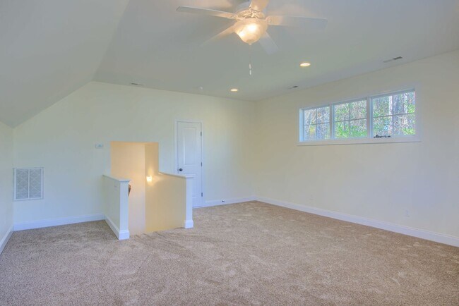Building Photo - Fresh Paint, New Carpet & Custom Finishes in North Shore Country Club