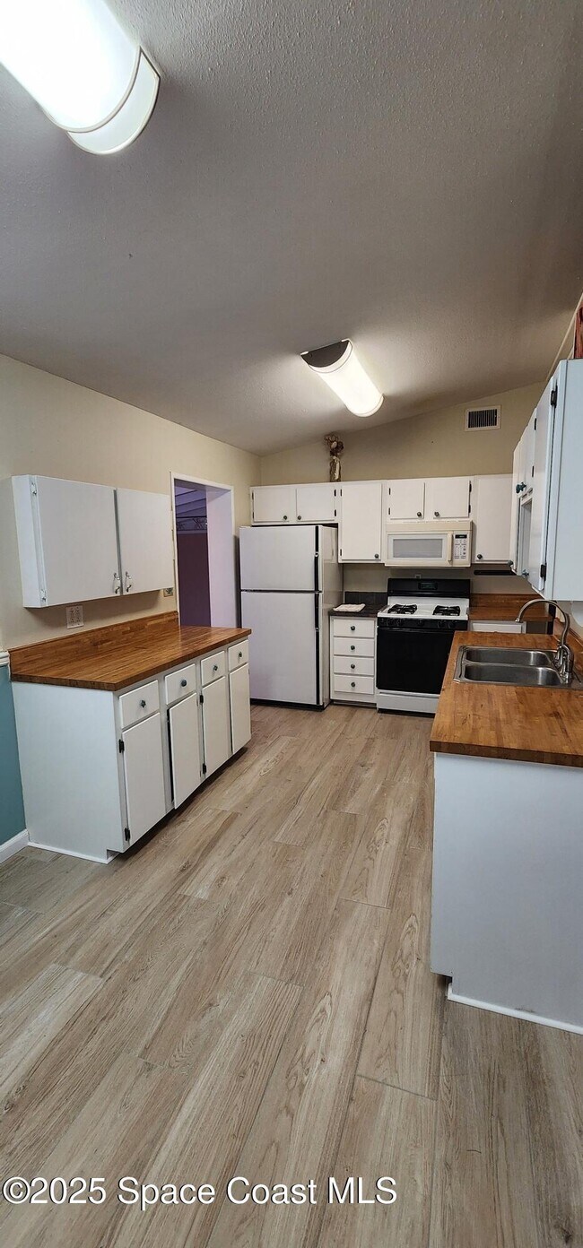 Building Photo - 833 Cronin Ave