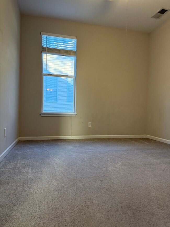 Building Photo - 104 Sunflower Pl