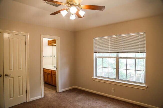 Building Photo - LINCOLN HEIGHTS 3-BEDROOM