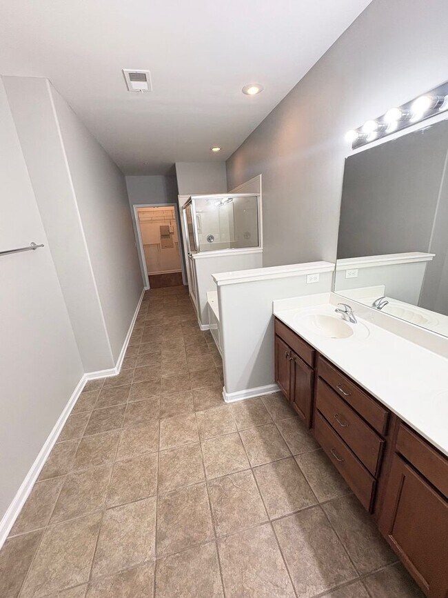 Building Photo - GlenCrossing8811