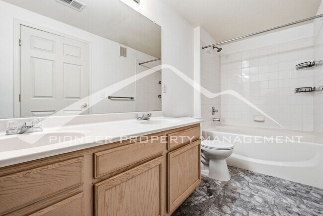Building Photo - Spacious Condo with Washer/Dryer and Central AC