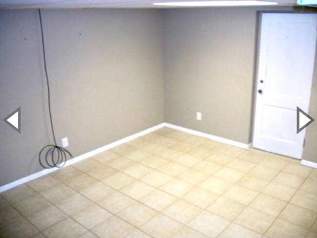Building Photo - LARGE, 5 BD/2 BA house, near campus!