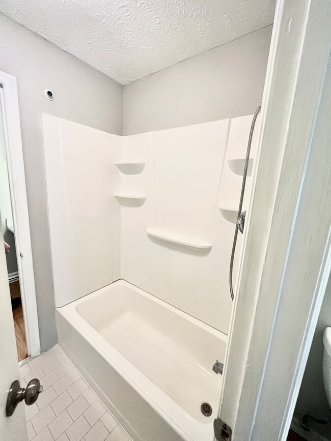 Building Photo - Spacious 2 bedroom/1.5 bathroom Donelson t...