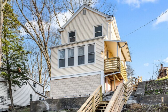 Building Photo - Stunning 3 bedroom home in Penn Hills available now!