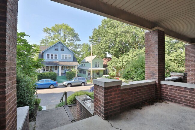 Building Photo - 4 Bedroom North Campus Newly Remodeled Hou...