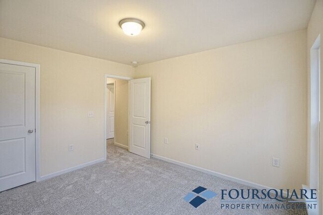 Building Photo - Spacious 3-Bed End- Unit Townhome with Mod...