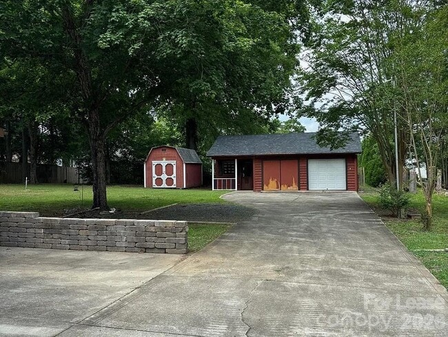 Building Photo - 317 Woodside Dr