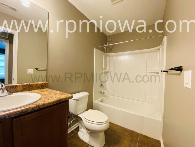 Building Photo - GREAT LOCATION!! 3 Bedroom, 2.5 Bath Townhome in West Des Moines