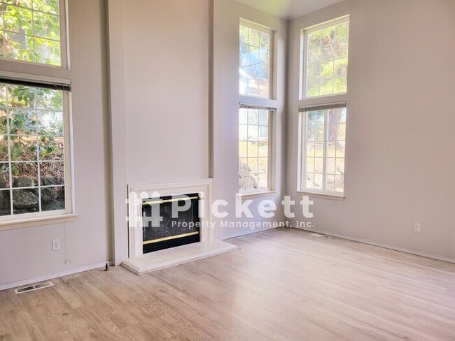 Building Photo - Lovely 3 Bedroom Ridgetop Townhome