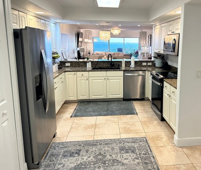 Building Photo - 561 Casa Bella Dr