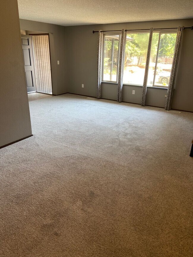 Building Photo - 3 Bed Room 1.75 Bath , New Floor Covering , New Interior Paint