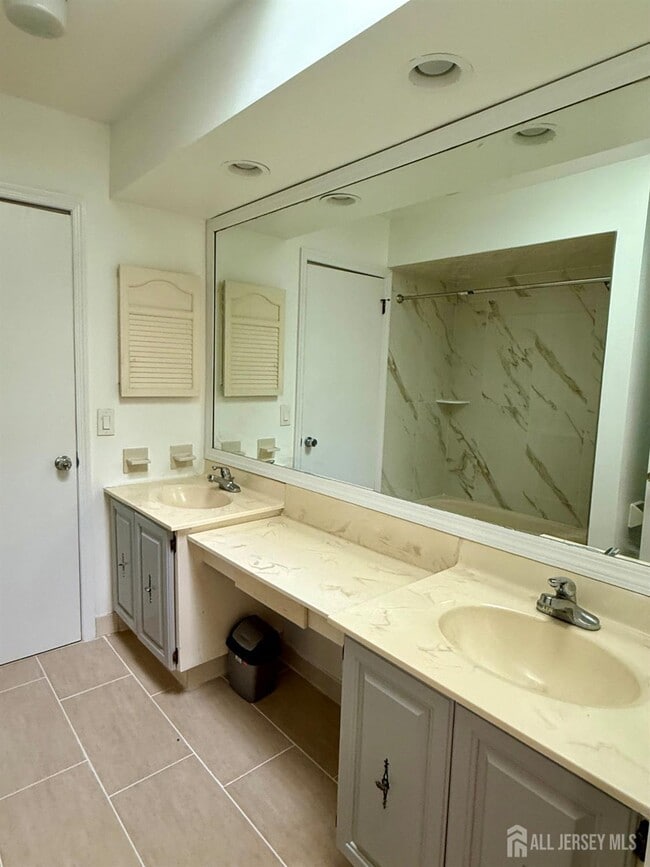 Building Photo - 405 Maplecrest Rd