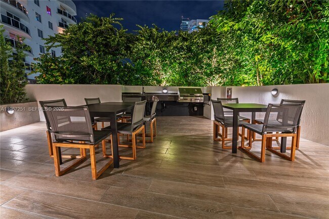 Building Photo - 700 NE 24th St