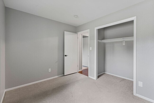 Building Photo - Students Welcome! Spacious 5 Bedroom Home in West Fort Collins