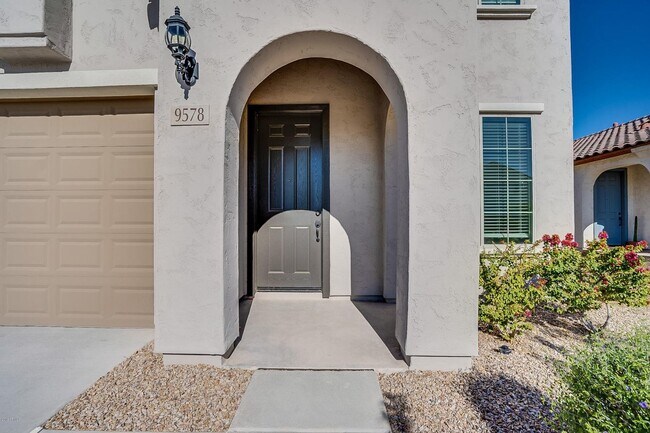 Building Photo - Charming 4-bed, 3.5 bath home with full SOLAR at Trailside community on Happy Valley in North Peoria