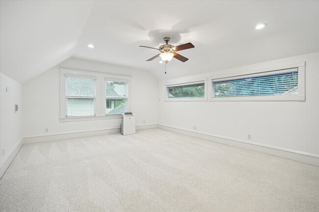 Building Photo - 208 E 12th St