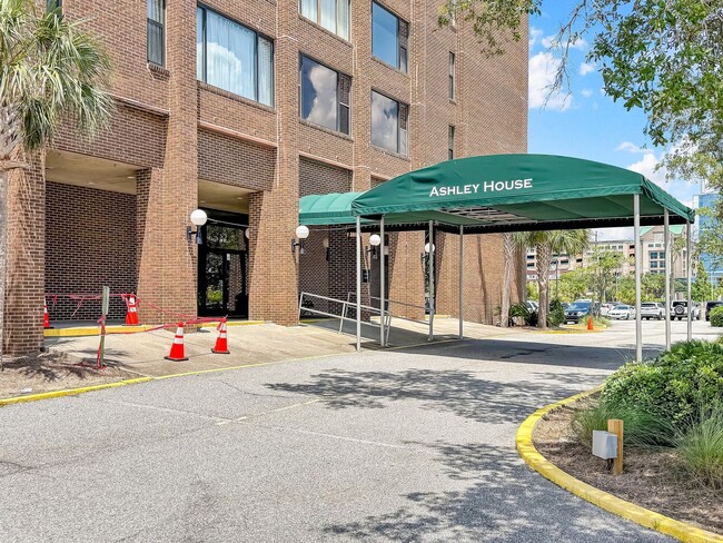 Building Photo - Downtown Charleston Living with Stunning Views