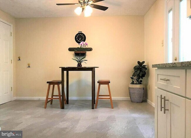 Building Photo - 23 Dufief Ct