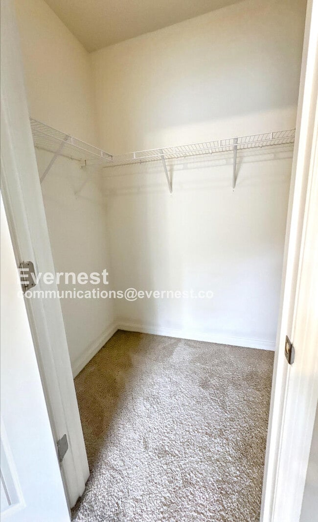 Building Photo - Limited Time Special Offer /  Lovely 3-Bedroom Home with Garage / Pet-Friendly / Available Now!