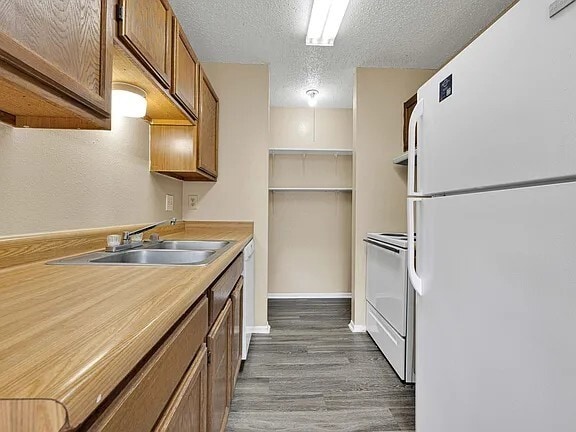 Building Photo - 9910 Village Briar