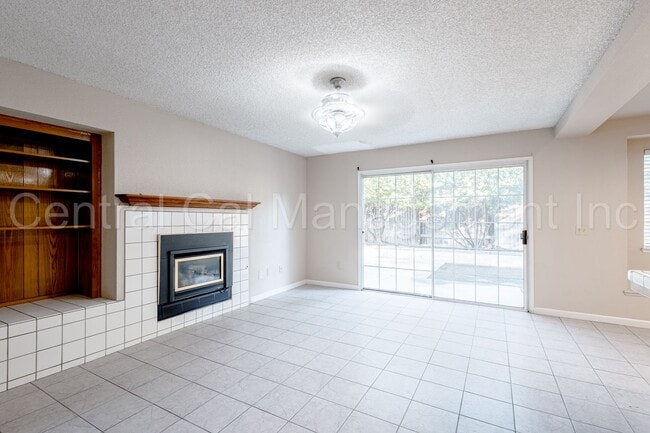 Building Photo - 3 Bedroom/2.5 Bath Home in Silver Creek - $2295 Per Month!