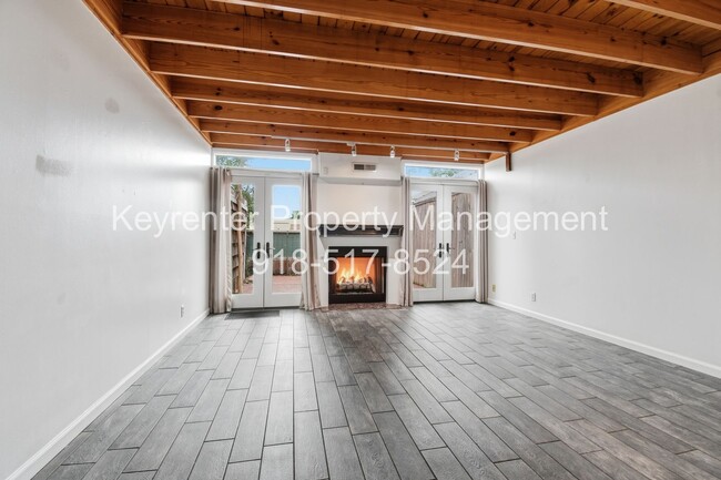 Building Photo - 2 Bed 2.5 Bath Right off Cherry Street!!