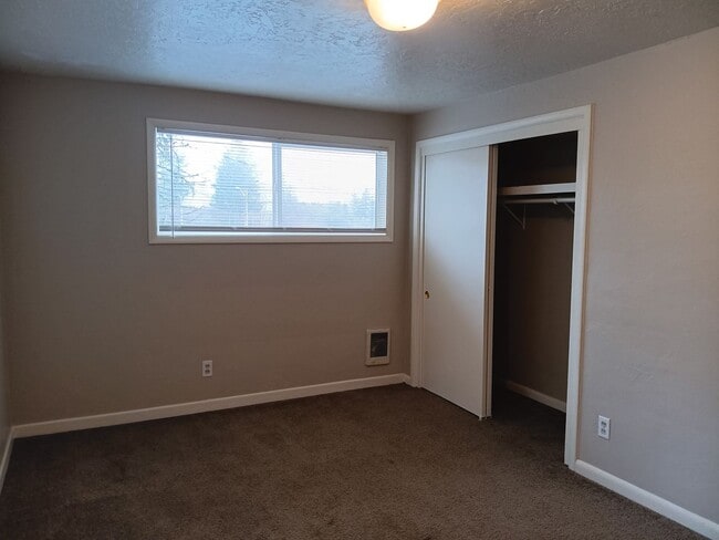 Building Photo - This Charming location Is Ready For You!