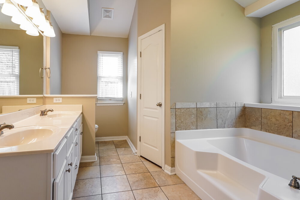 Building Photo - 5033 Singing Hills Dr