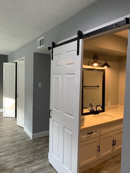 Building Photo - 1900 Peach Ave