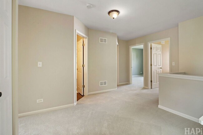 Building Photo - 533 N Red Deer Rd