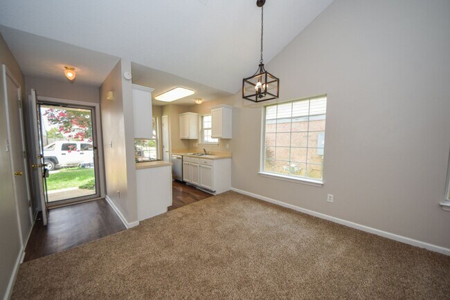 Building Photo - UPDATED and cute 2 bed 2 bath home.