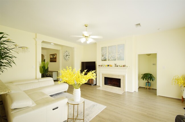 Building Photo - 3219 Summerland Dr