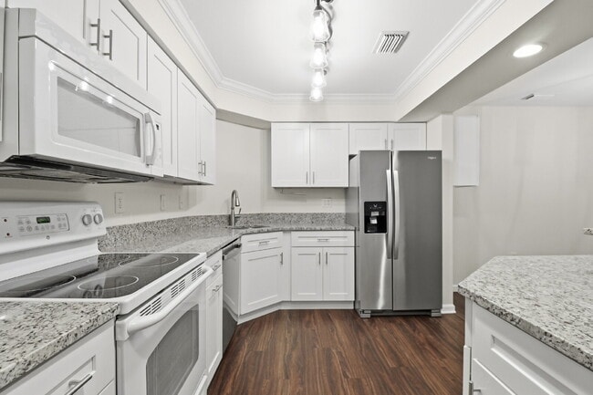 Building Photo - "Discover Coastal Comfort: Spacious 2-Bed, 2-Bath Condo at Summer House, Hilton Head Island!"