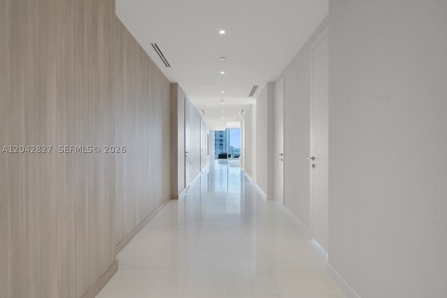 Building Photo - 300 Biscayne Blvd
