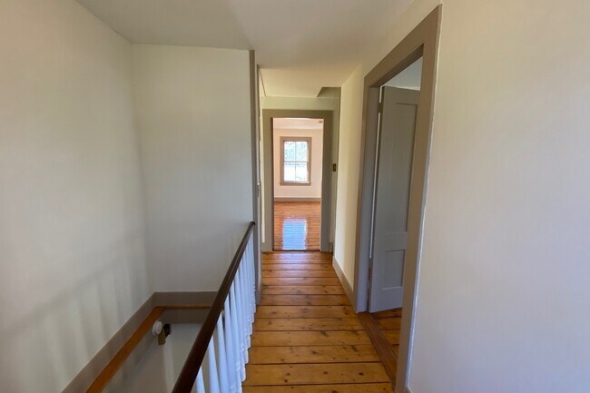 Building Photo - 12 Scholes Ln
